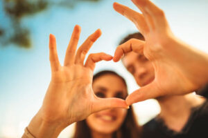 Amor-Próprio: O Primeiro Passo para Relações Mais Felizes. Antes de construir uma conexão saudável com alguém, é essencial aprender a se amar e se respeitar.