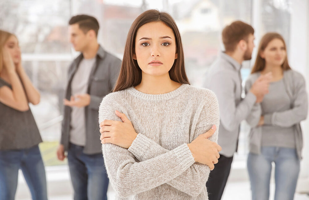 O que é Ansiedade Social? O Medo de Se Expor e Como Trabalhar Isso na Terapia? Muitos de nós confundimos a ansiedade social com timidez, mas ela vai além.