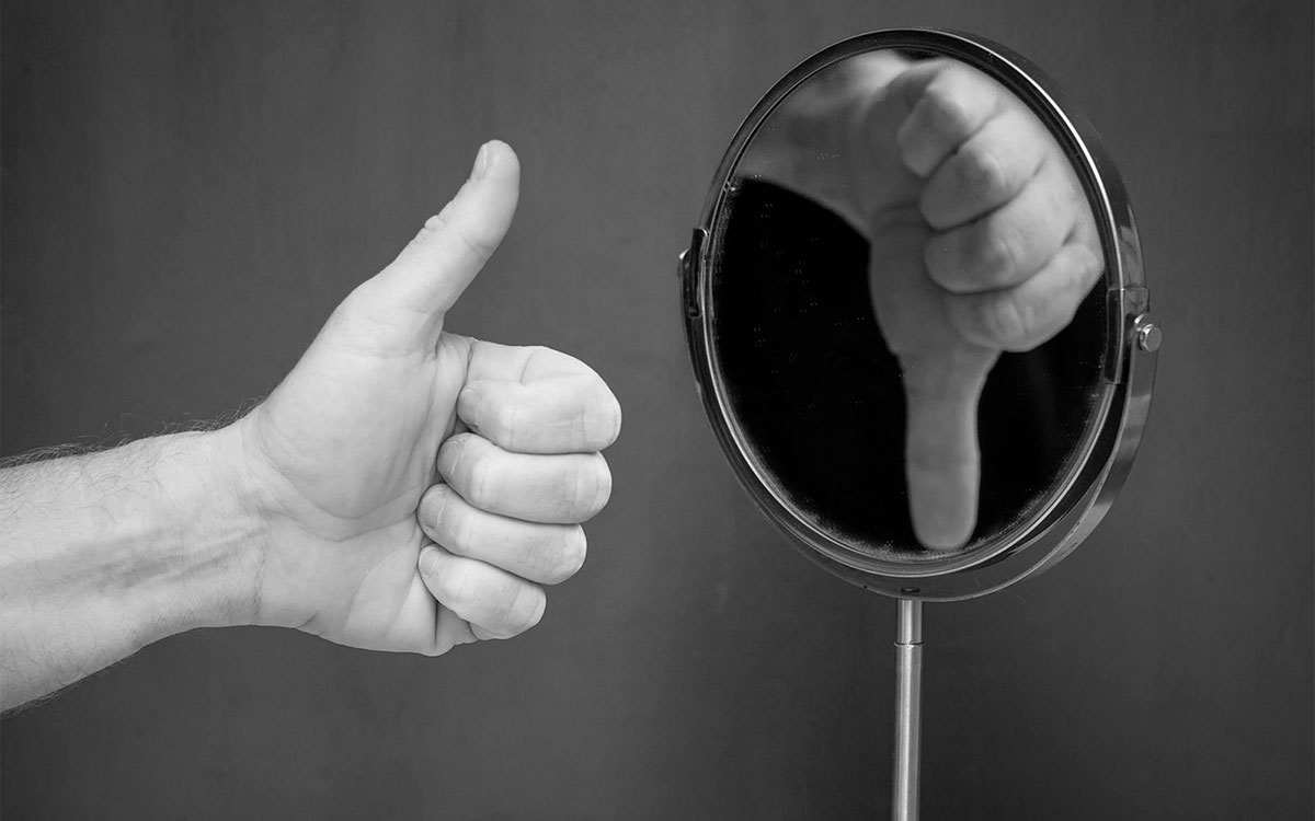 Baixa Autoestima quando se instala atua como um filtro distorcido fazendo com que a pessoa se perceba de forma negativa, duvide de suas capacidades e sinta-se constantemente inadequada.