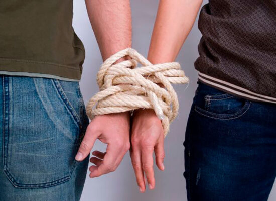 Relacionamentos e Teoria do Apego: Por que Reagimos Como Reagimos no Amor?